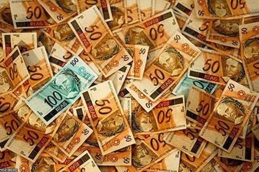 Juros atingem o recorde de 56,1% ao ano em abril, segundo BC