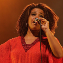 Adriana Moreira canta o samba paulistano em show no Sesc