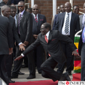 Presidente do Zimbábue cai e tenta apagar evidência