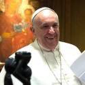 Papa quebra protocolo e se reúne com fiéis em Quito