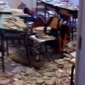 Teto de escola recém-aberta cai e fere 2 crianças na Itália