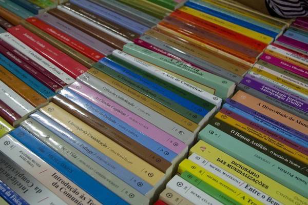 Crianças com deficiência visual têm acesso a clássicos da literatura infantil