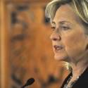 Em campanha, Hillary Clinton altera Twitter e sai de Fundação Clinton