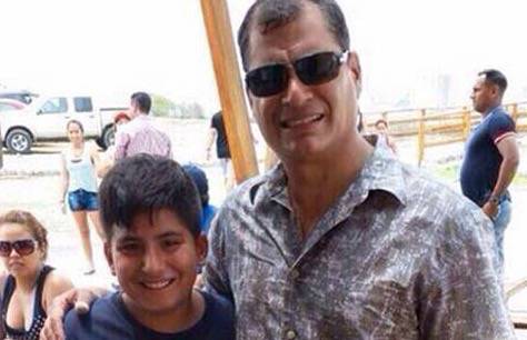 Presidente do Equador não percebe e é chamado de “estúpido” por garoto