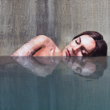 Artista faz intervenções de mulheres submergindo em construções abandonadas