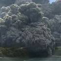 Vulcão japonês entra em erupção e autoridades esvaziam Ilha