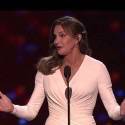 Caitlyn Jenner recebe prêmio na ESPY Awards e faz comovente defesa dos transexuais