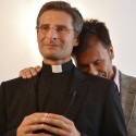 Padre revela ser gay e Vaticano afasta religioso de suas funções
