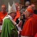 Papa tenta evitar tombo de cardeal de 93 anos