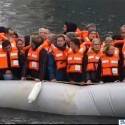 Deputados alemães viajam espremidos em barco de refugiados