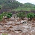 Lama de barragem rompida atinge litoral do Espírito Santo