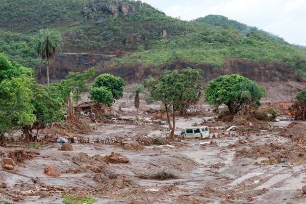 Lama de barragem rompida atinge litoral do Espírito Santo