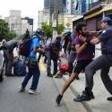 PM usa bombas de gás e spray contra estudantes em protesto