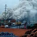 Bombeiros isolam 25 contêineres que ainda pegam fogo em Guarujá