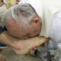 Papa lava os pés de refugiados: “somos todos filhos do mesmo Pai”