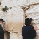 Israel rompe tradição e autoriza mulheres a rezar no Muro das Lamentações