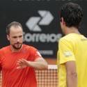 Irreconhecíveis, Melo e Soares perdem nas quartas para  dupla argentina e estão fora do Brasil Open de Tênis
