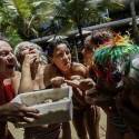 Manifestantes fazem “farofa” em praia com suposta mansão da família Marinho