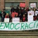 Brasileiros fazem ato pró-Dilma em Lisboa no dia da Revolução dos Cravos