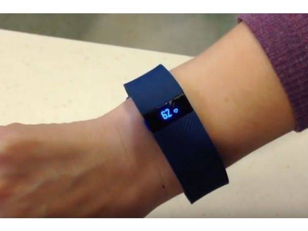 Pela primeira vez, médicos usam dados de pulseira Fitbit para salvar paciente