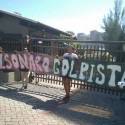 Manifestantes protestam em frente a apartamento de Bolsonaro, no Rio