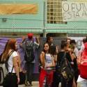 Professores, músicos e cientistas dão aulas a estudantes que ocupam as escolas no Rio