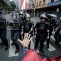 Secundaristas são expulsos violentamente pela PM de escola ocupada no centro de São Paulo