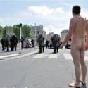 Homem nu tenta acalmar clima de tensão entre polícia e manifestantes franceses