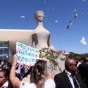 Temer e Gilmar Mendes são alvos de protestos de mulheres em Brasília