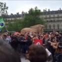 Franceses protestam contra golpe no Brasil e cantam ‘Apesar de Você’