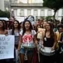 Grupo de mulheres faz paródia de funk com mensagens feministas no Rio