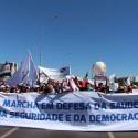 Em defesa do SUS, cerca de 2 mil pessoas marcham em frente ao Congresso Nacional