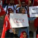 Milhares de turcos vão às ruas pela democracia e contra caça às bruxas