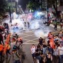 PM reprime com bombas manifestação contra Temer em São Paulo