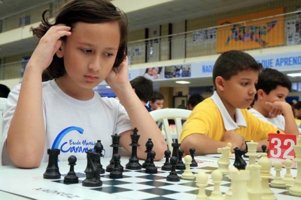 Escolas apostam em xadrez e soroban para oferecer ‘ginástica cerebral’ a alunos