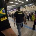 Refugiados retidos no aeroporto de Guarulhos dormem no chão e ficam sem tomar banho