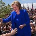 Hillary diz que melhorou, mas doença domina campanha nos EUA
