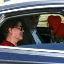 Dilma se despede do Alvorada e é recebida com “abraçaço” e flores