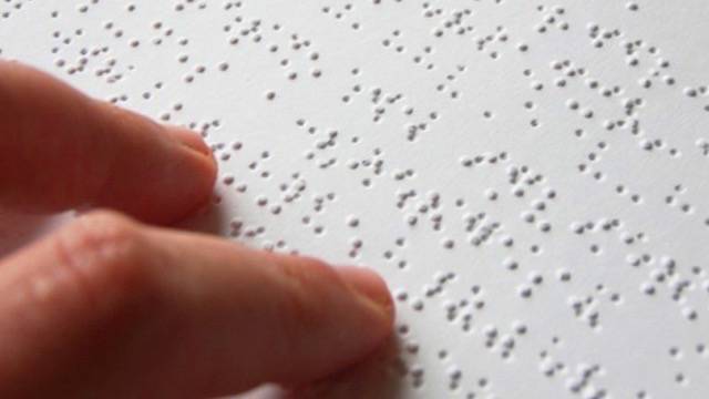 Estudantes criam impressora Braille de baixo custo e buscam investidor